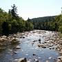 <p align=left>Sur la route Kancamagus Highway, nous longeons la Swift river. Comme c'est de l'eau des montagnes Blanches, il en coule moins en automne qu'au printemps.